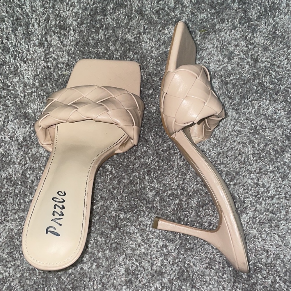 Tan Robe Short Heels💋 - Picture 2 of 4